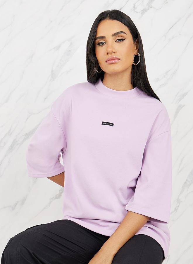 ستايلي تيشيرت طويل بأكمام ثلاثة أرباع وياقة عالية بتفاصيل تطريز كبيرة - Image 4