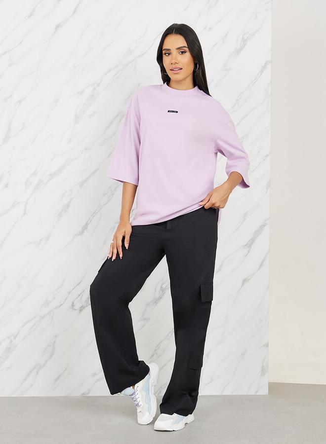 ستايلي تيشيرت طويل بأكمام ثلاثة أرباع وياقة عالية بتفاصيل تطريز كبيرة - Image 3