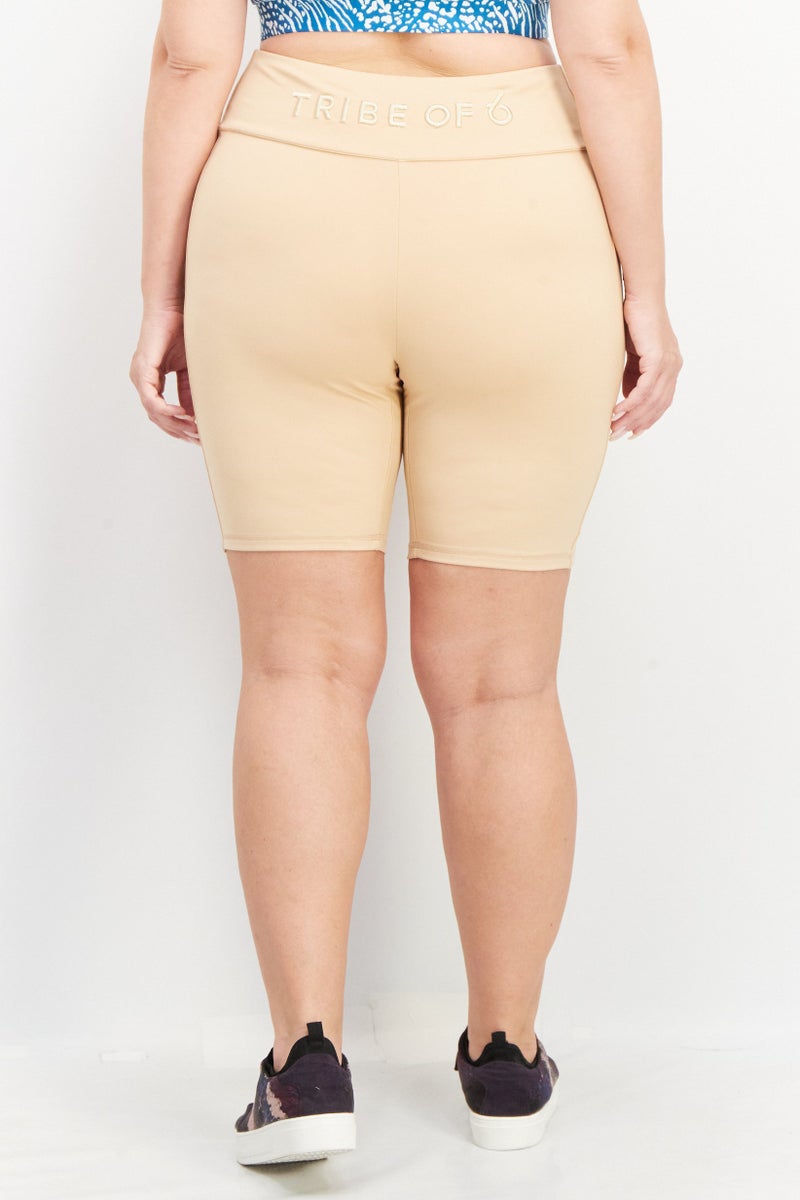 TRIBE OF 6 شورتات دراجات نسائية مزينة بشعار مطرز، بيج - Image 4