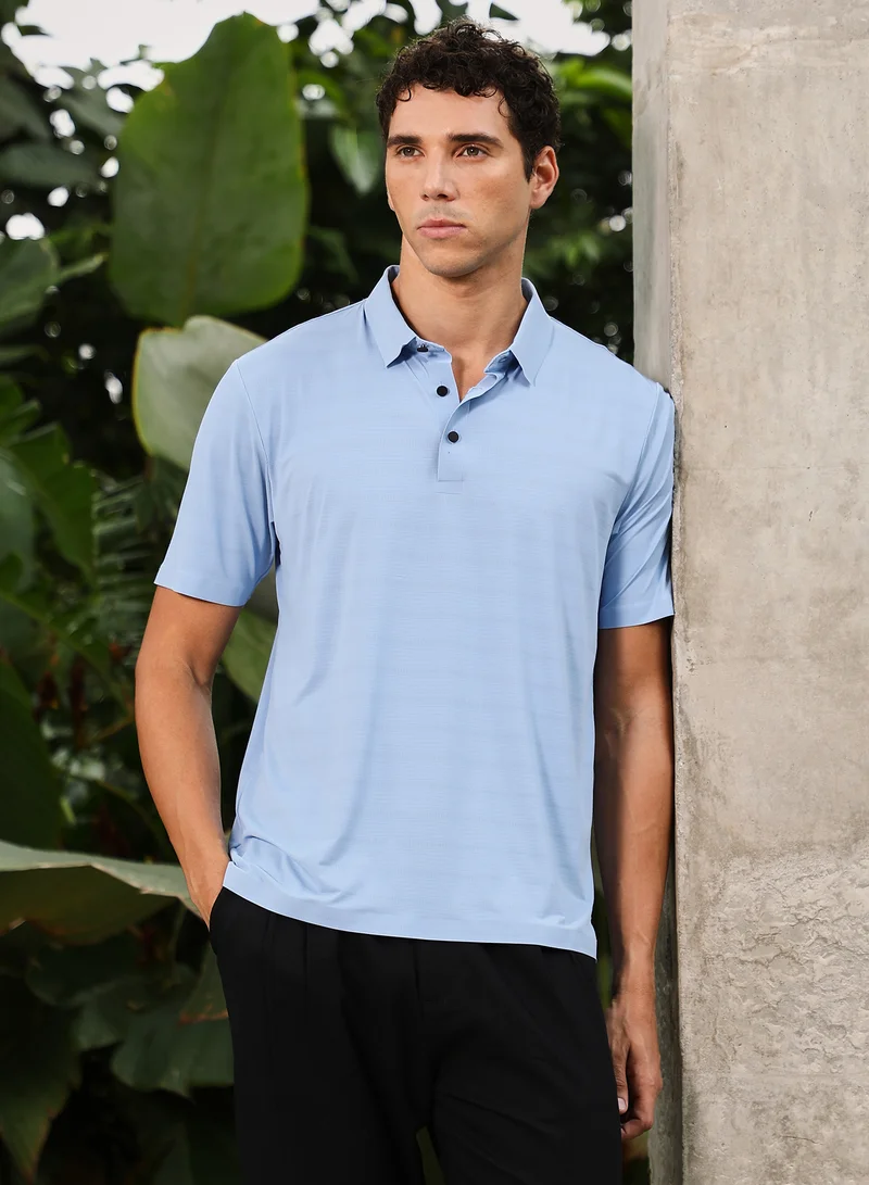 كامبوس سوترا تيشيرت بولو رجالي بنسيج مضلع متدرج بدون خياطة بياقة مدببة وأكمام قصيرة عادية وفتحة أزرار نصفية وحافة مستقيمة بلون أزرق ضبابي