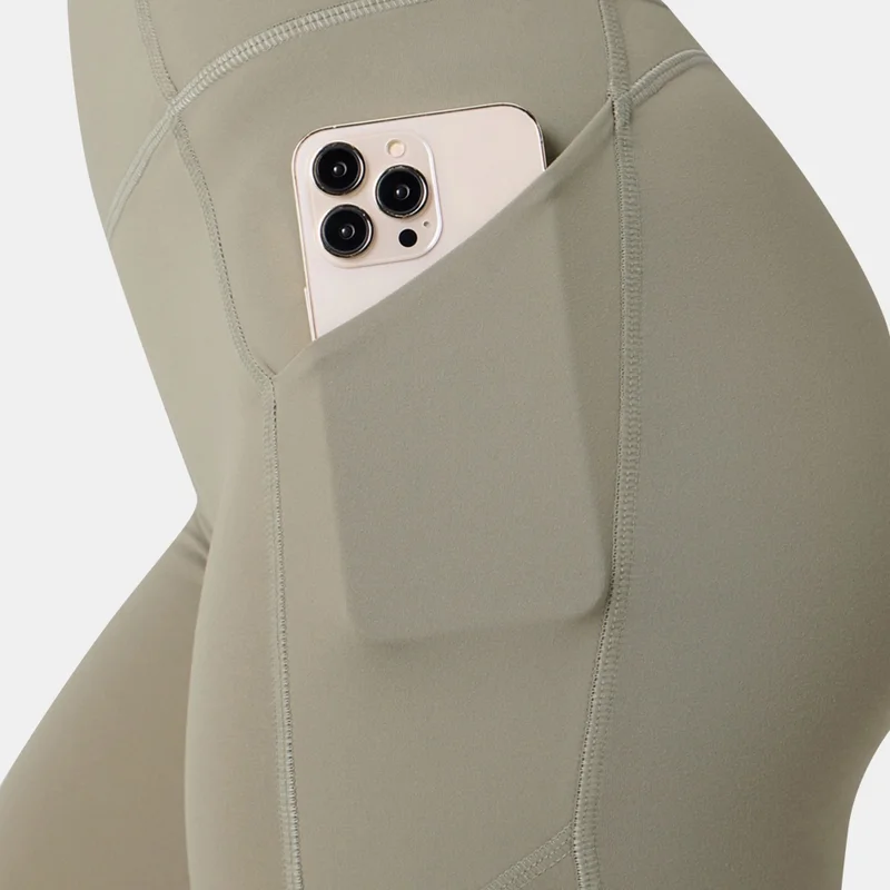 Fabletics شورت اوسيس بيور لوكس للنساء