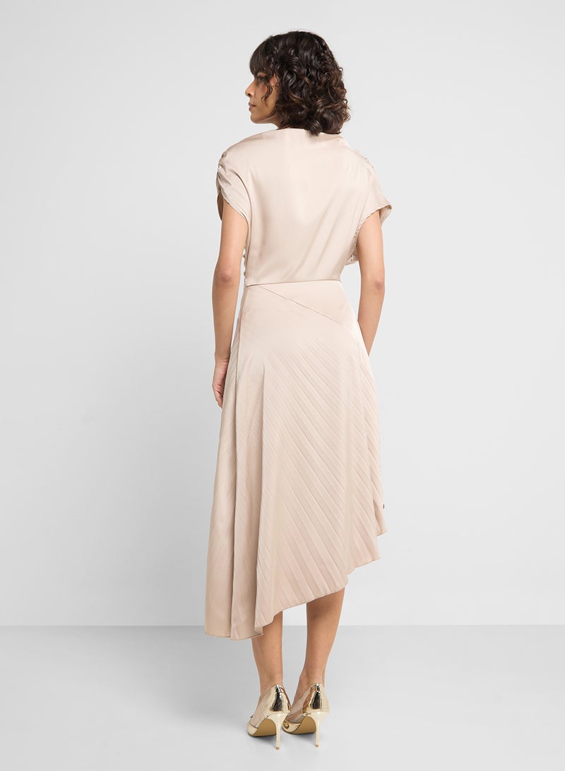 ايلا فستان بكتف مائل مع ثنيات - Image 2