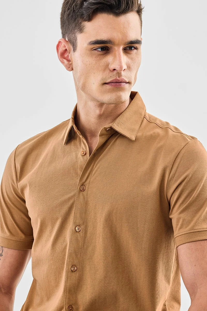 سنيتش قميص بني بقصة عادية