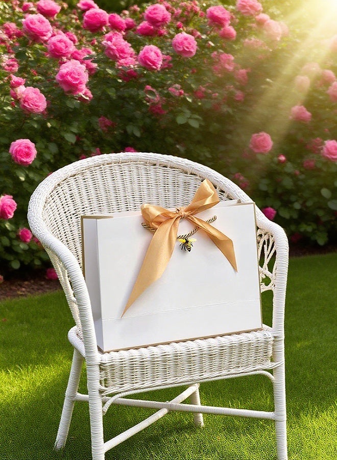 يوفان طقم أكياس هدايا كبيرة بيضاء وذهبية، قطعتان، 32×25×11 سم، بمقابض من الجوت وفيونكة ستان ومناديل ورقية وبطاقة تهنئة، تصميم بإطار ذهبي، هيكل ورقي معزز، لحفلات الزفاف والعيد والتجمعات العائلية، تغليف هدايا أنيق - Image 4