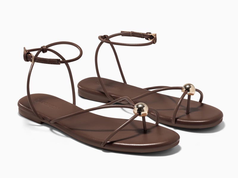 Coutgo Womens Strappy Flat Sandals Open Toe Flip Flops Sandals Ankle Strap Summer Beach Shoes, Coffee, size 8 - Image 5
