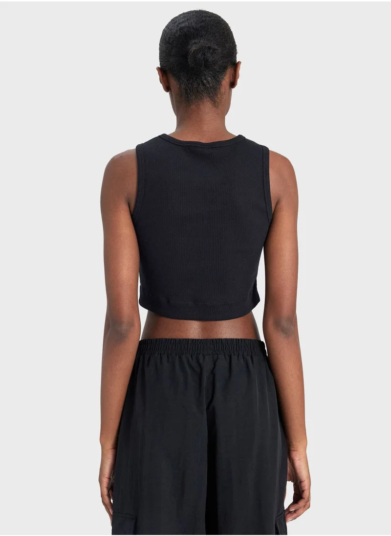 ديفاكتو Woman Sleeveless Cropped Fit Knitted Tank Top