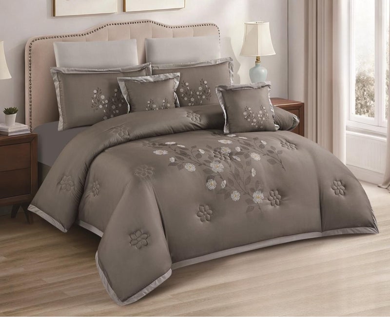 A double bed sheet set of 8 pieces, microfiber, with an elegant design that gives the bedroom a luxurious hotel touch.