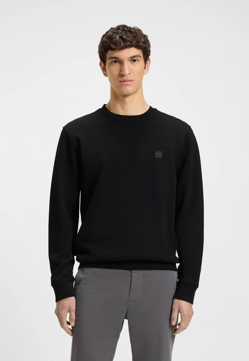 بوس سويت شيرت قطن تيري بقصة مريحة مع رقعة شعار