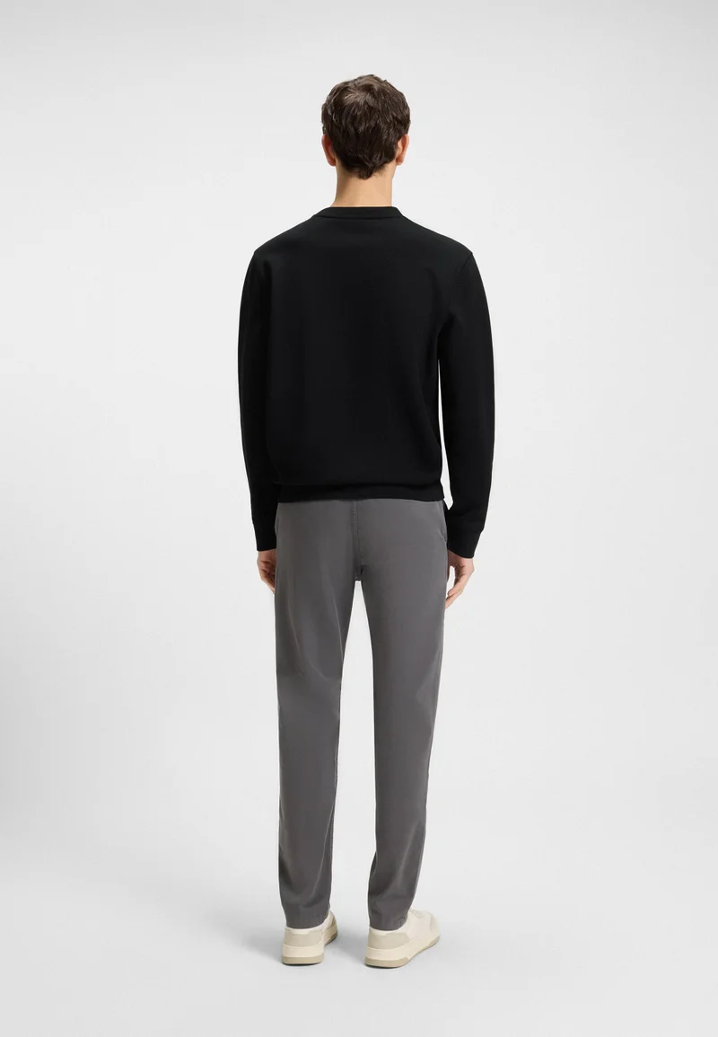 بوس سويت شيرت قطن تيري بقصة مريحة مع رقعة شعار