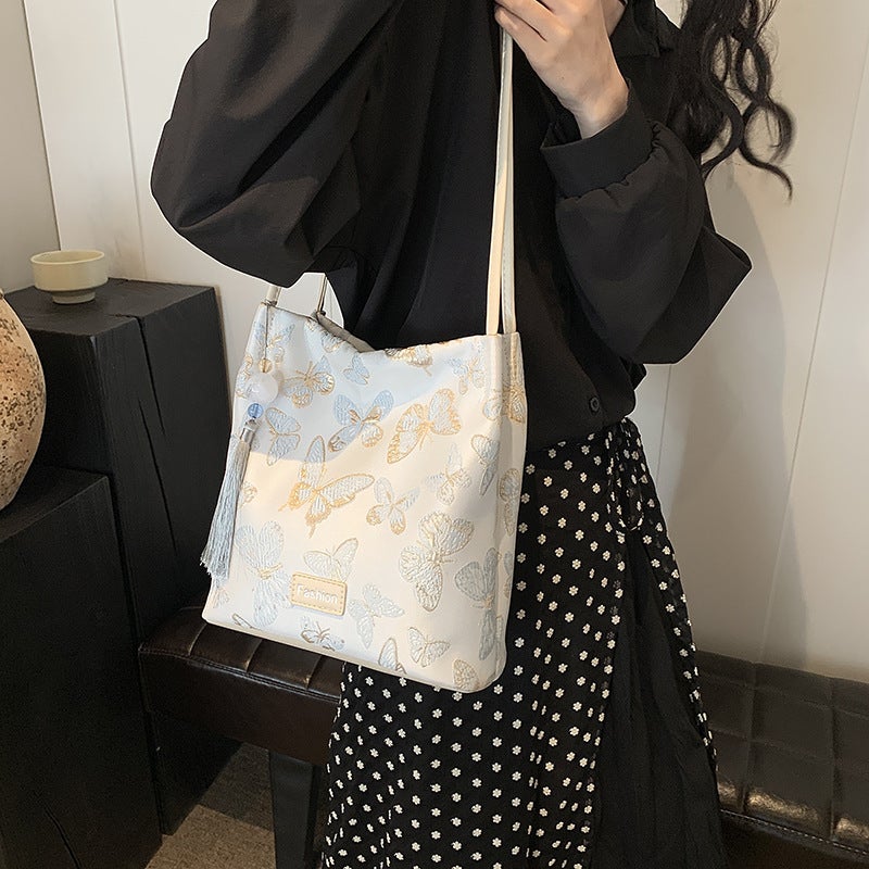 Embroidered Butterfly Bag Magnetic Buckle Chinese Shoulder Bag Niche Fashion Bag Women'S Silk Tassel Hand Crossbody Tote Bag - Image 1