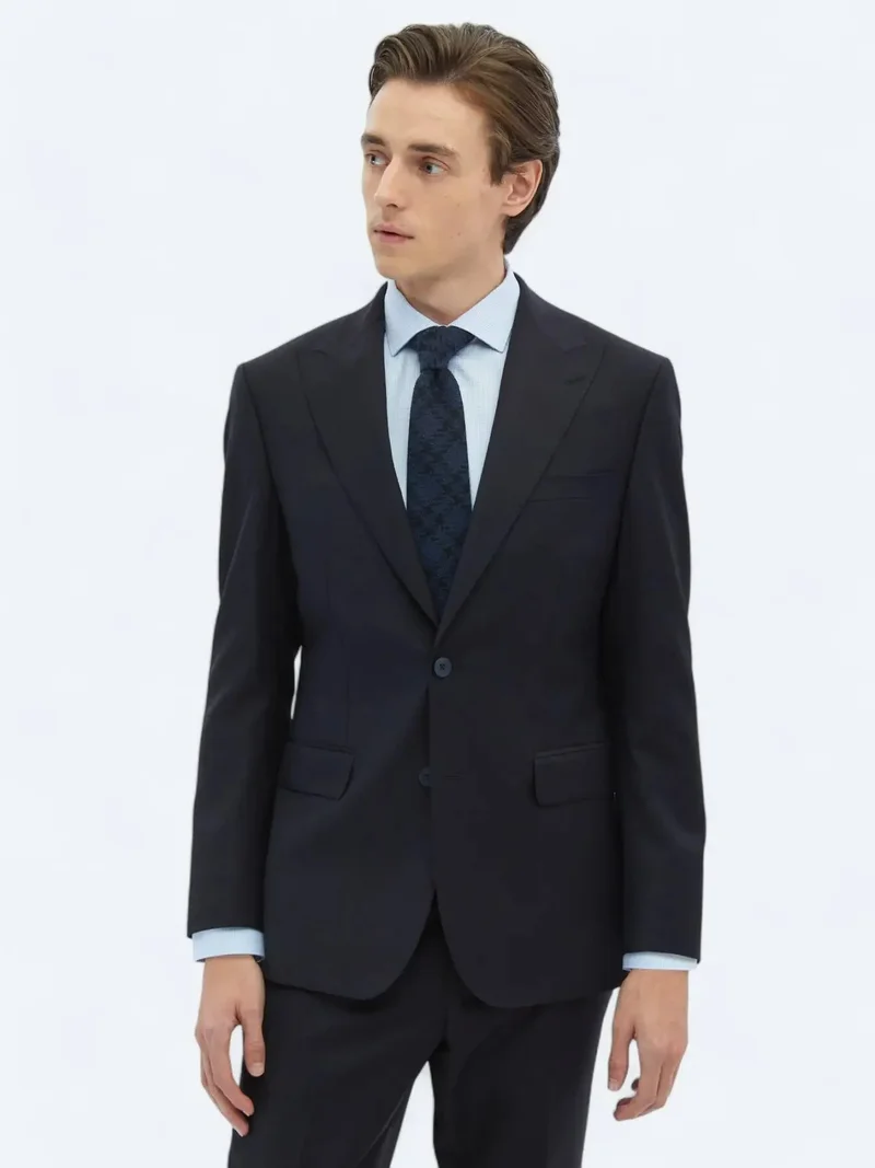 كيب بدلة صوفية سوداء منقوشة بقصة عصرية