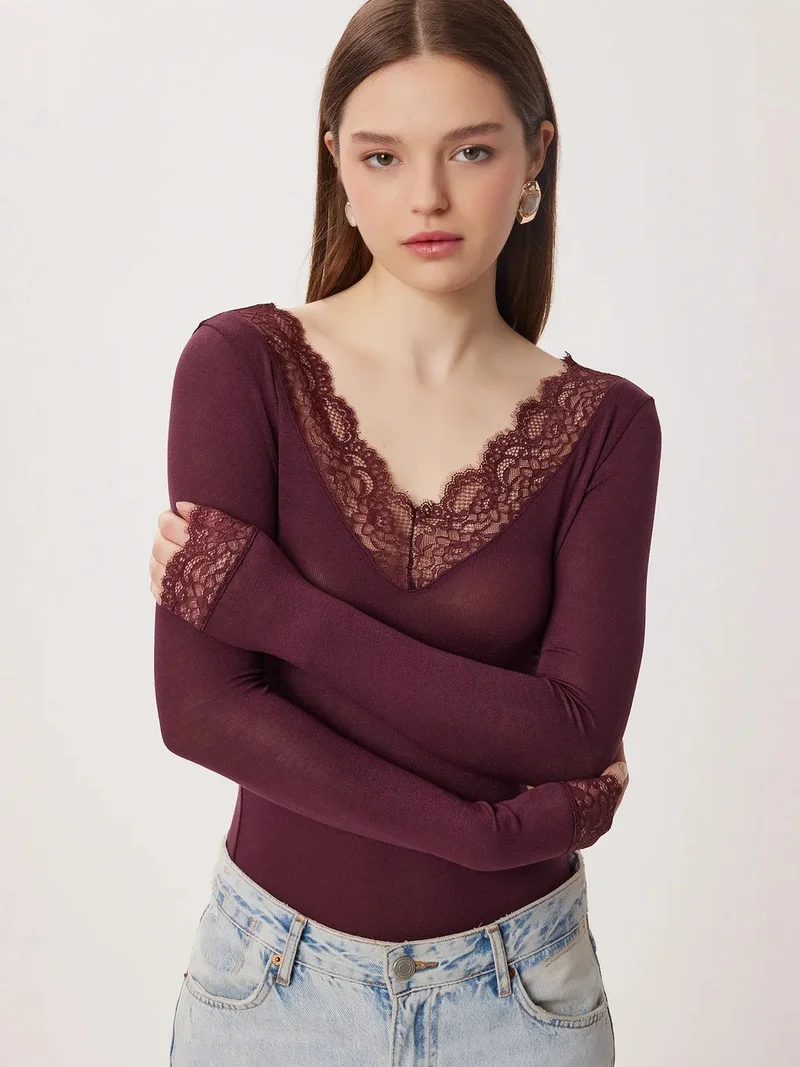 السعادة في إسطنبول ISTANBUL Lace V-Neck Slim Fit Blouse