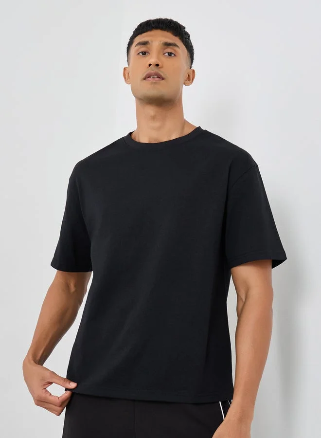 ستايلي تيشيرت ستايلي سيلوجان بطبعة خلفية بياقة دائرية وقصة واسعة