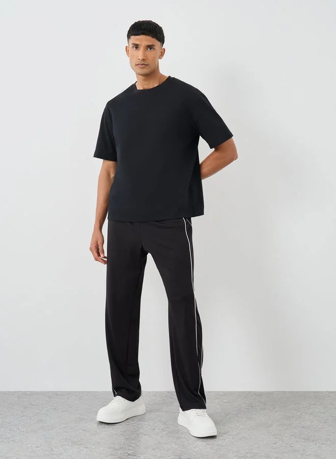 ستايلي تيشيرت ستايلي سيلوجان بطبعة خلفية بياقة دائرية وقصة واسعة