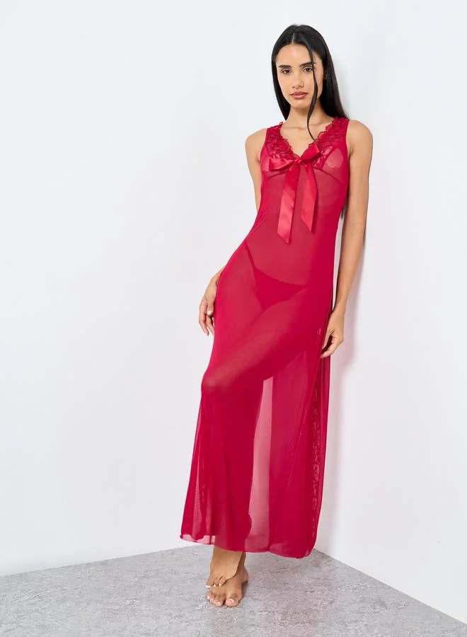 ستايلي قميص نوم طويل بتفاصيل فيونكة مع تداخلات دانتيل