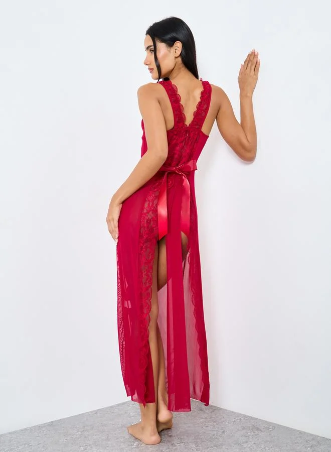 ستايلي قميص نوم طويل بتفاصيل فيونكة مع تداخلات دانتيل