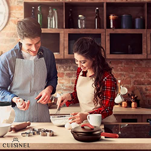 Cuisinel مقلاة كوزينيل من الحديد الزهر مع غطاء - مجموعة مقلاة مغطاة بحجم 10 بوصات مُعدة مسبقًا + مقبض سيليكون وحوامل غطاء + مكشطة/منظف - للاستخدام الداخلي/الخارجي، الفرن، الموقد، الشواء، النار، أدوات الطهي على الشواية - Image 2