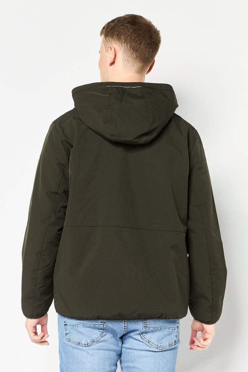 Michael Kors جاكيت رجالي بغطاء رأس بشعار العلامة التجارية، زيتوني - Image 3