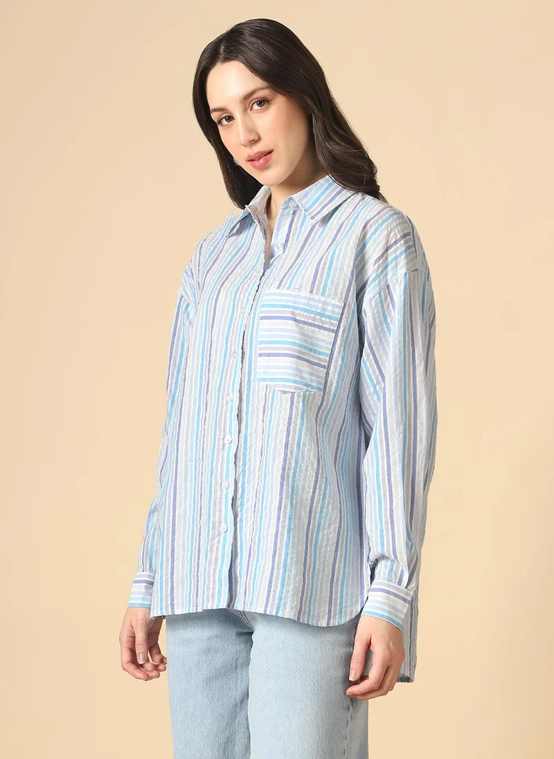 جلو باص قميص نسائي أزرق بأزرار وياقة وأكمام بأساور وخطوط متعددة وجيب مرقع وحافة منحنية بتصميم فضفاض للعمل