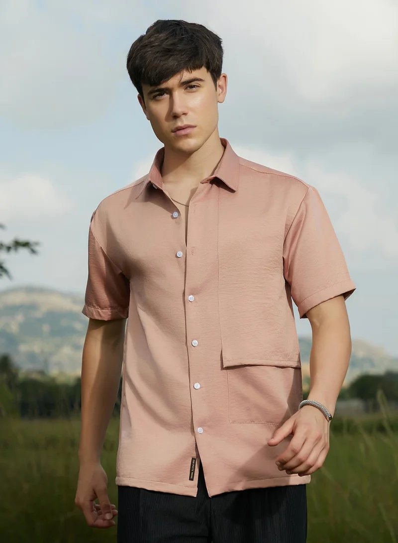 كامبوس سوترا قميص رجالي وردي بلون الخدود سادة بياقة ممتدة وأكمام قصيرة عادية، بجيوب علوية، تصميم واسع لراحة يومية