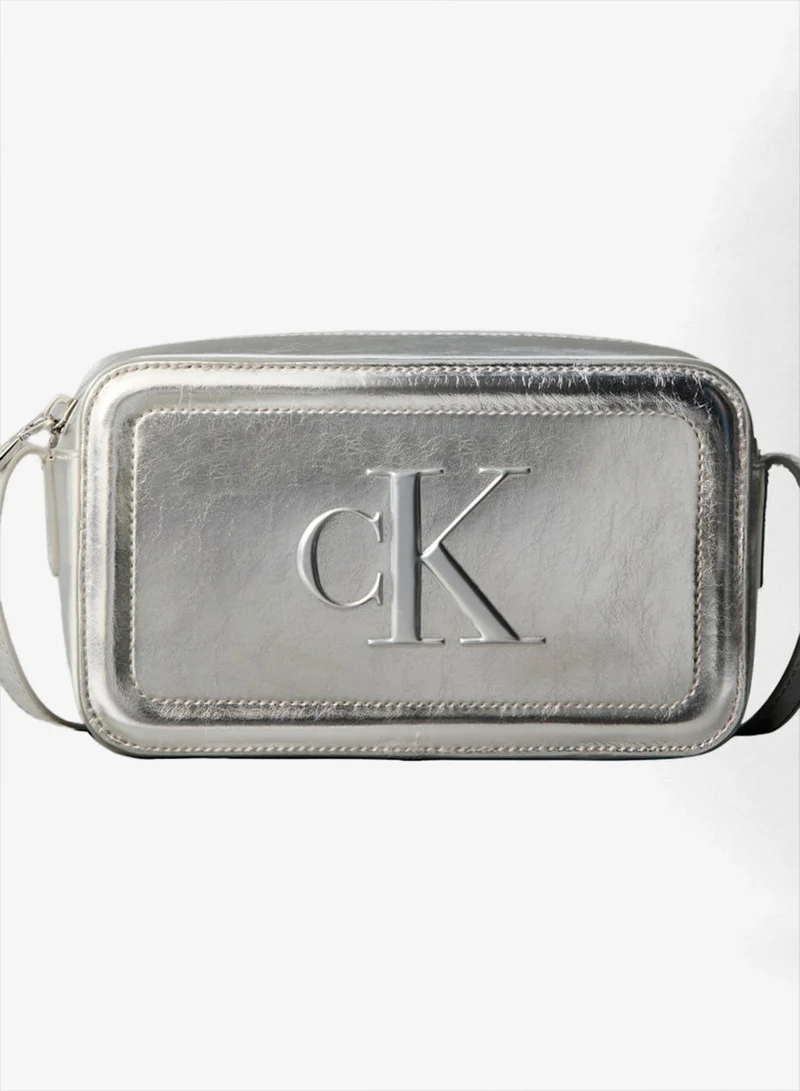 كالفن كلاين حقيبة كاميرا معدنية جريئة