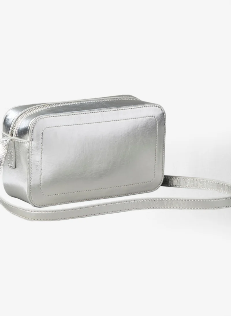 كالفن كلاين حقيبة كاميرا معدنية جريئة