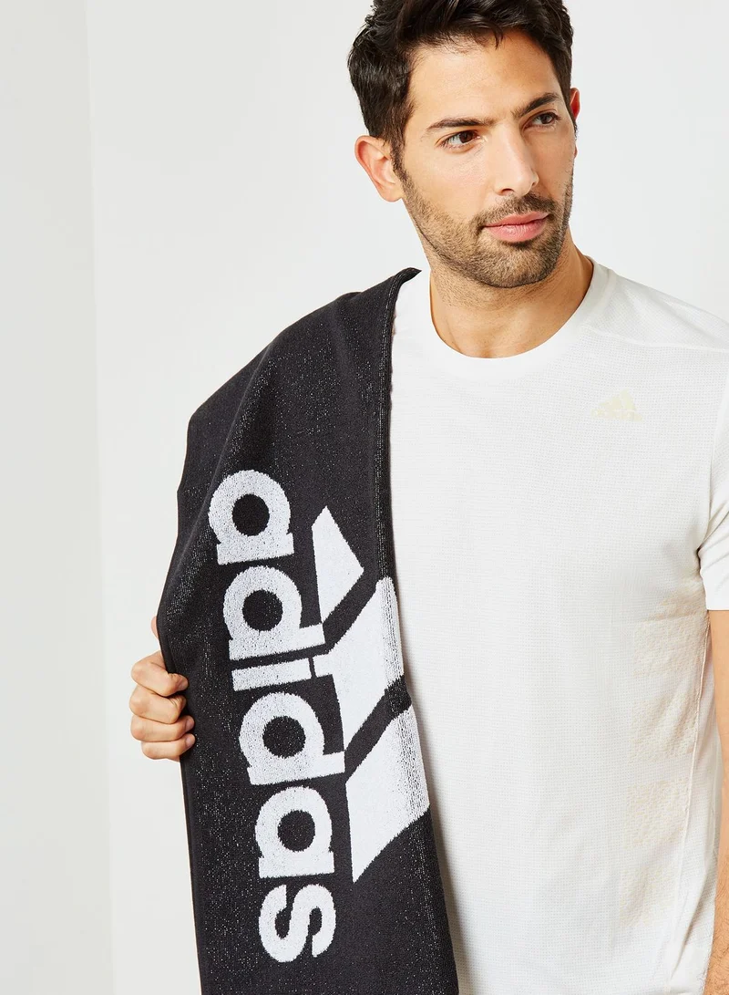 adidas منشفة صغيرة  بشعار الماركة