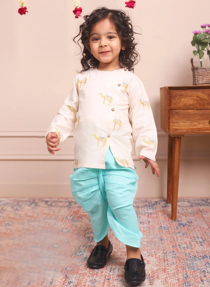 بولكاتوتس بلوزة أنجراكا مطرزة باللون الجمل بأكمام طويلة من Polka Tots مع دوتي - كريمي (12 شهرًا - 18 شهرًا)  - Image 1