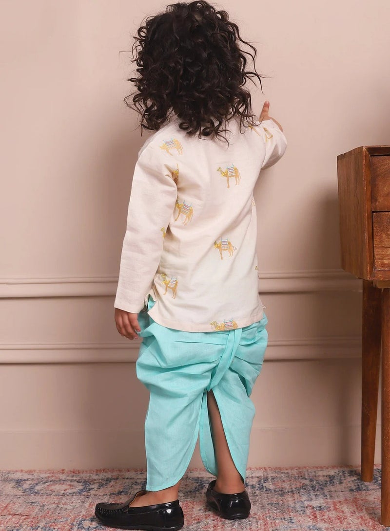 بولكاتوتس بلوزة أنجراكا مطرزة باللون الجمل بأكمام طويلة من Polka Tots مع دوتي - كريمي (12 شهرًا - 18 شهرًا)  - Image 3