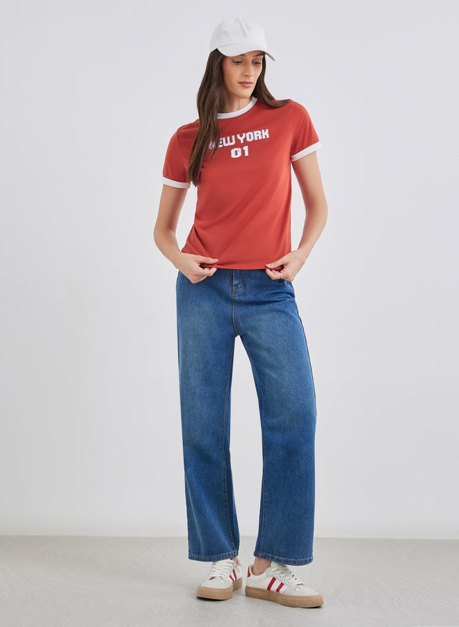 ستايلي تيشيرت نسائي بطبعة شعار أحمر بقصة عادية وحواف متباينة - Image 2