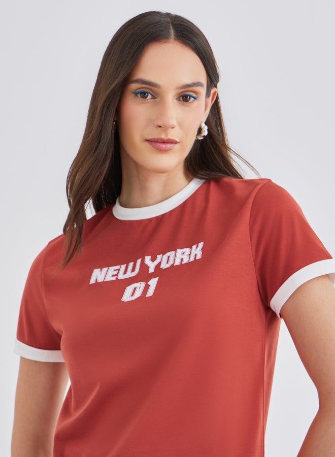 ستايلي تيشيرت نسائي بطبعة شعار أحمر بقصة عادية وحواف متباينة - Image 4