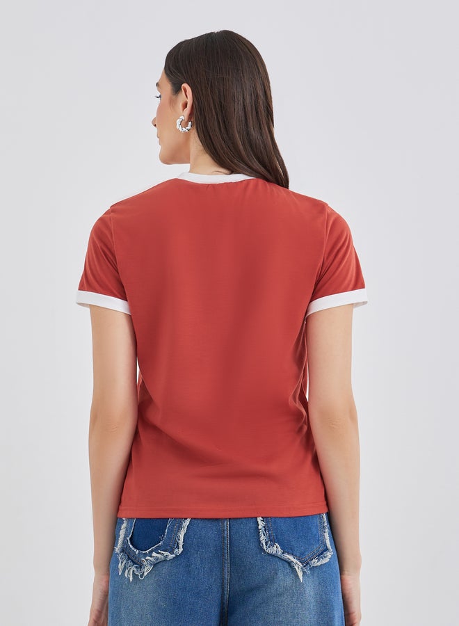 ستايلي تيشيرت نسائي بطبعة شعار أحمر بقصة عادية وحواف متباينة - Image 5