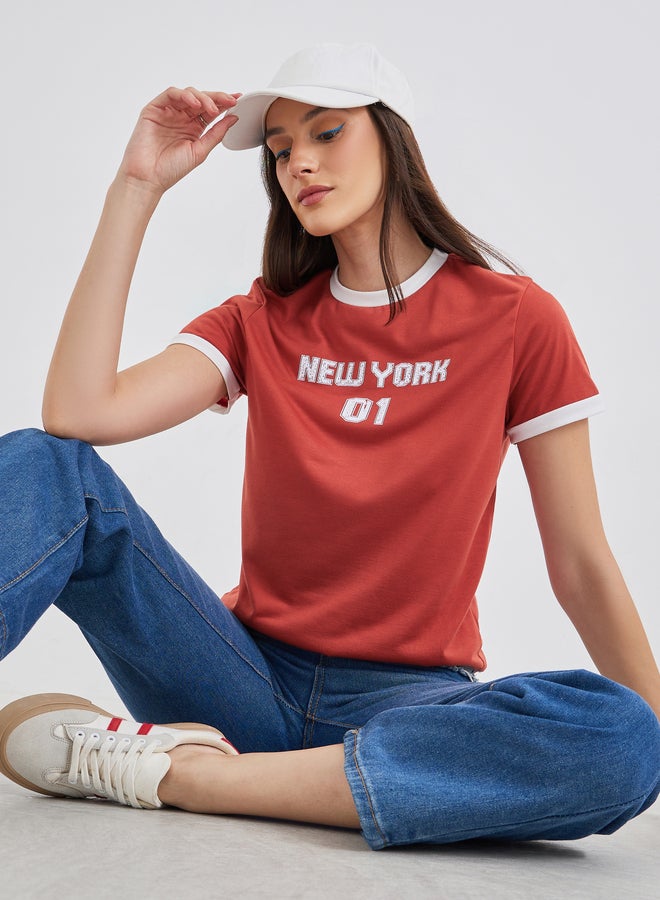 ستايلي تيشيرت نسائي بطبعة شعار أحمر بقصة عادية وحواف متباينة - Image 1