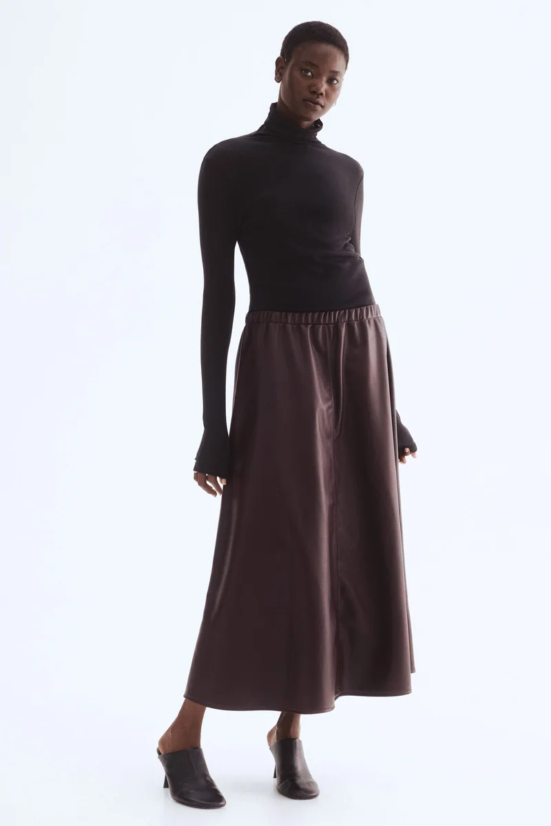 اتش اند ام تنورة من نسيج مطلي