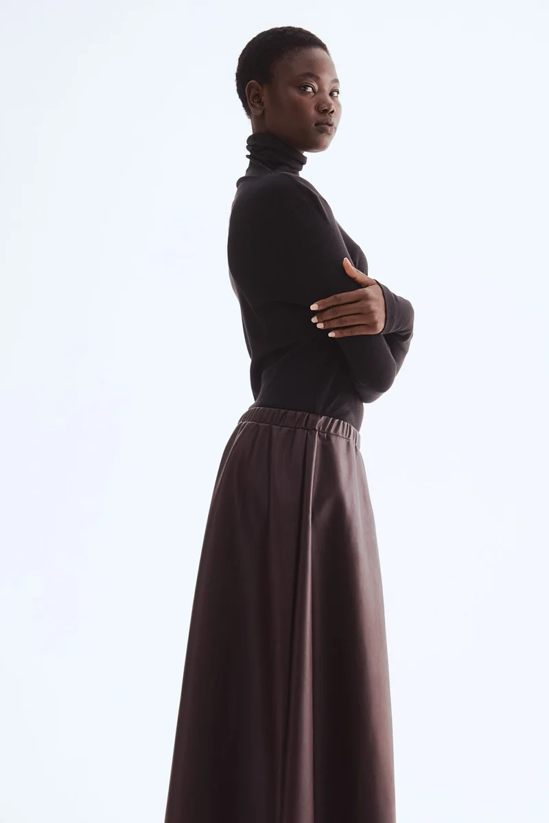 اتش اند ام تنورة من نسيج مطلي