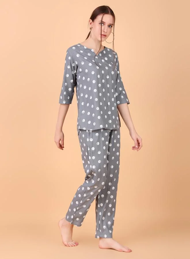 تايك تو طقم بيجاما من بنطال وبلوزة رايون بطبعة منقطة