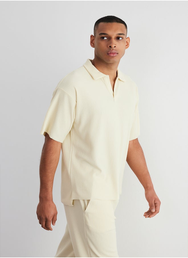 trendyol Limited Edition Ecru Men's Oversize/Wide Cut Textured Anti-Wrinkle Ottoman Seamless Polo Collar T-Shirt  - Image 2