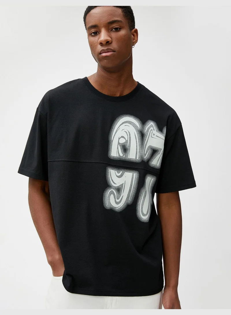 كوتون Varsity Oversized T-Shirt Graffiti Printed Crew Neck Seam Detailed