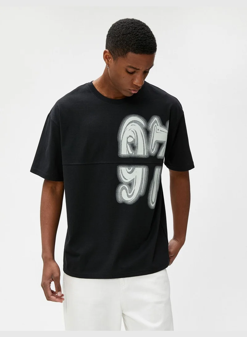 كوتون Varsity Oversized T-Shirt Graffiti Printed Crew Neck Seam Detailed