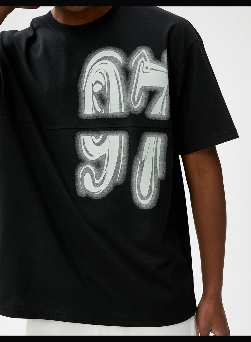 كوتون Varsity Oversized T-Shirt Graffiti Printed Crew Neck Seam Detailed