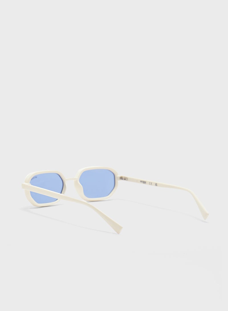 GUESS Gu0023321V53 Shape Sunglasses  - Image 2