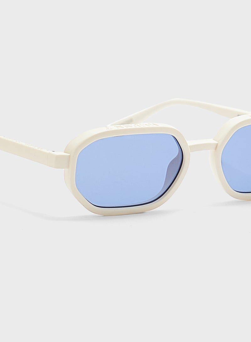 GUESS Gu0023321V53 Shape Sunglasses  - Image 3