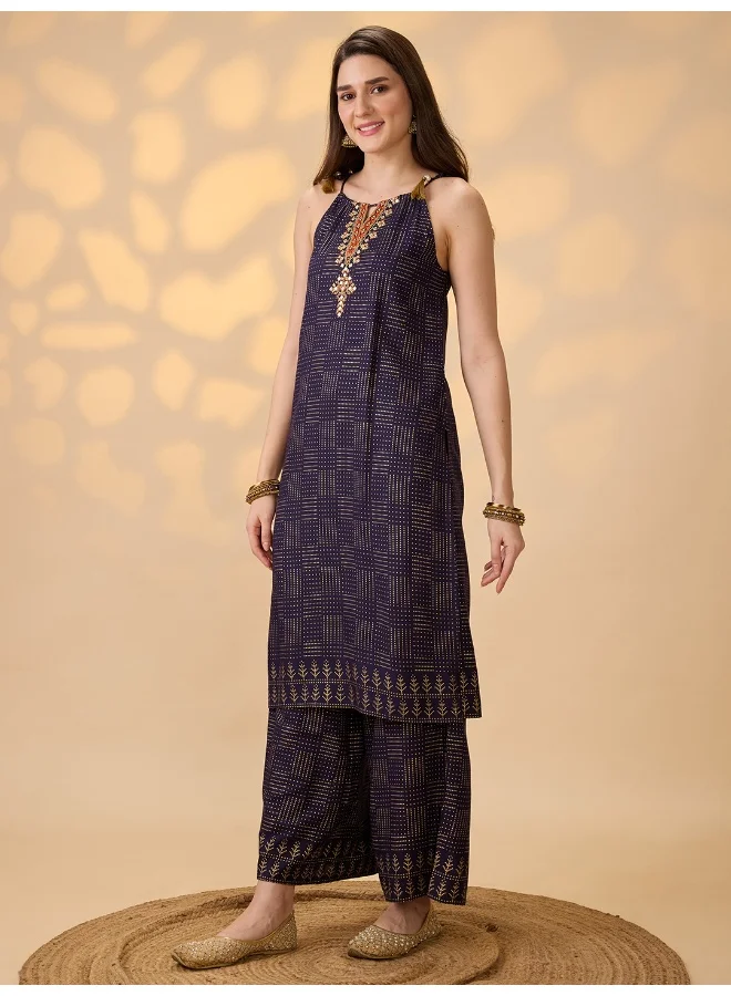 جلو باص طقم كورتا نسائي أزرق كحلي مطرز بياقة هالتر وحمالات كتف برباط وطبعة فويل ذهبي مع بنطلون