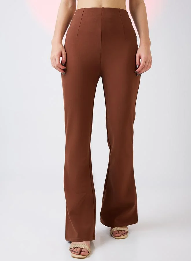 جلو باص بنطال تريقنز بلون صدئ مطاطي بخصر متوسط وقصة بوت كات