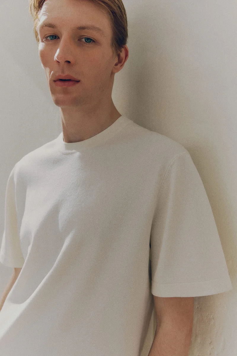 اتش اند ام تي-شيرت محبوك بقصة عادية