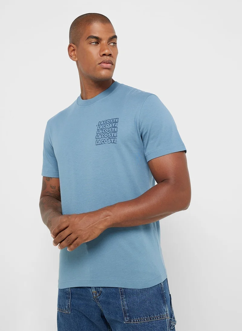 لاكوست تيشيرت قطن بطبعة شعار ورقبة دائرية وأكمام قصيرة