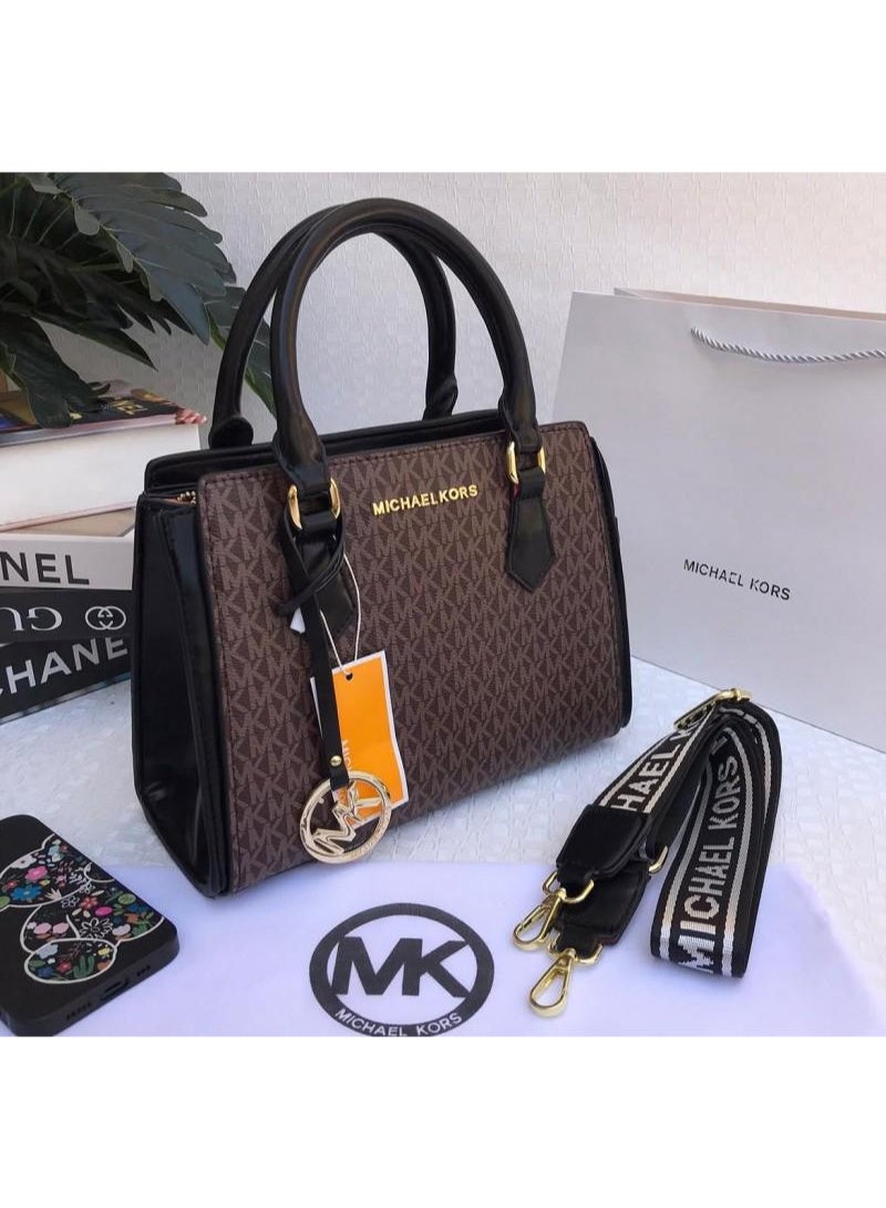 ام كي حقيبة يد جلدية بشعار مايكل كورس مع حزام قابل للفصل
