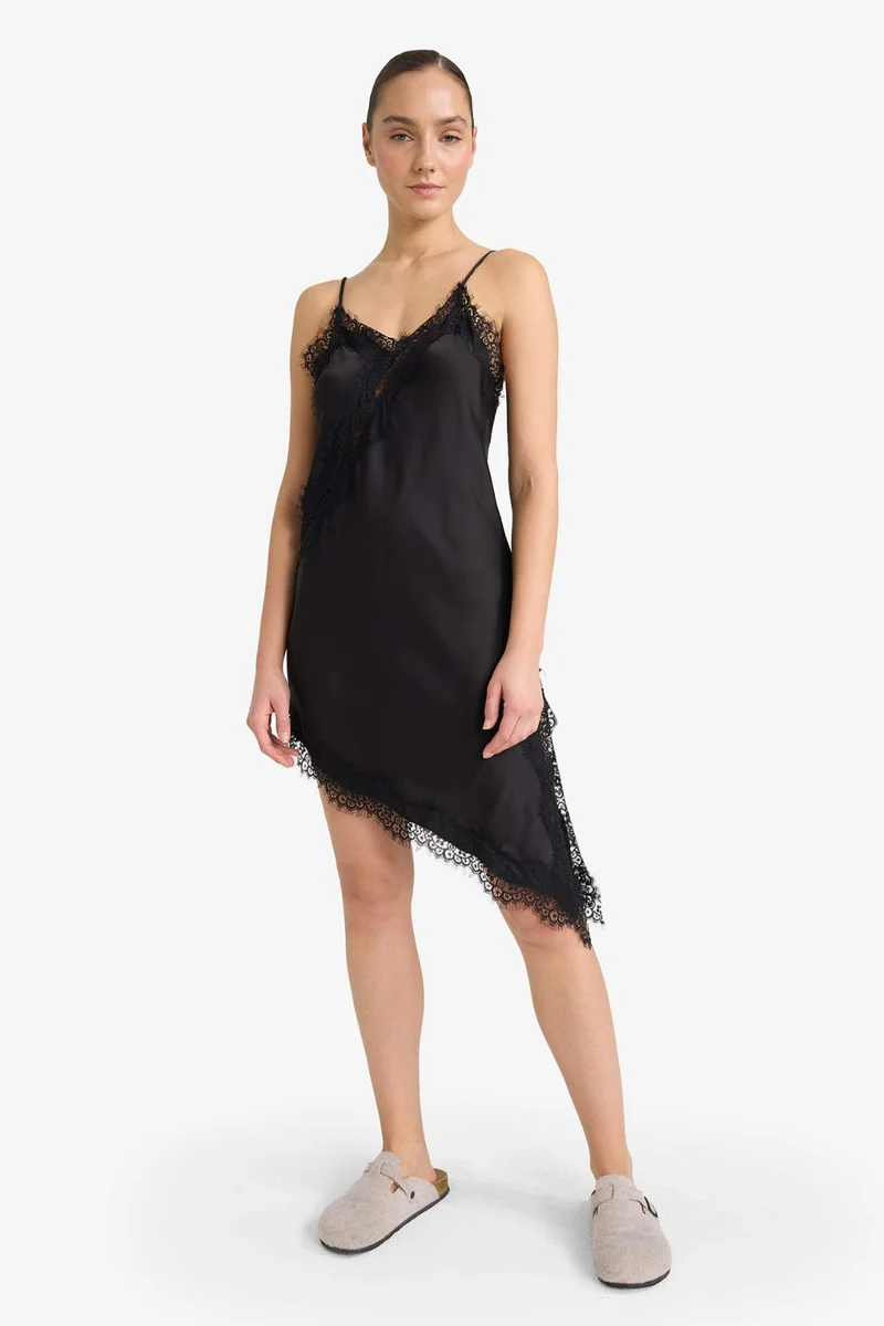 ديفاكتو Regular Fit V-Neck Satin Strappy Nightgown