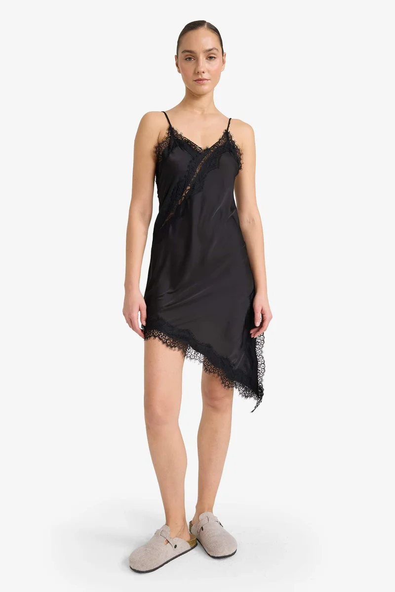 ديفاكتو Regular Fit V-Neck Satin Strappy Nightgown