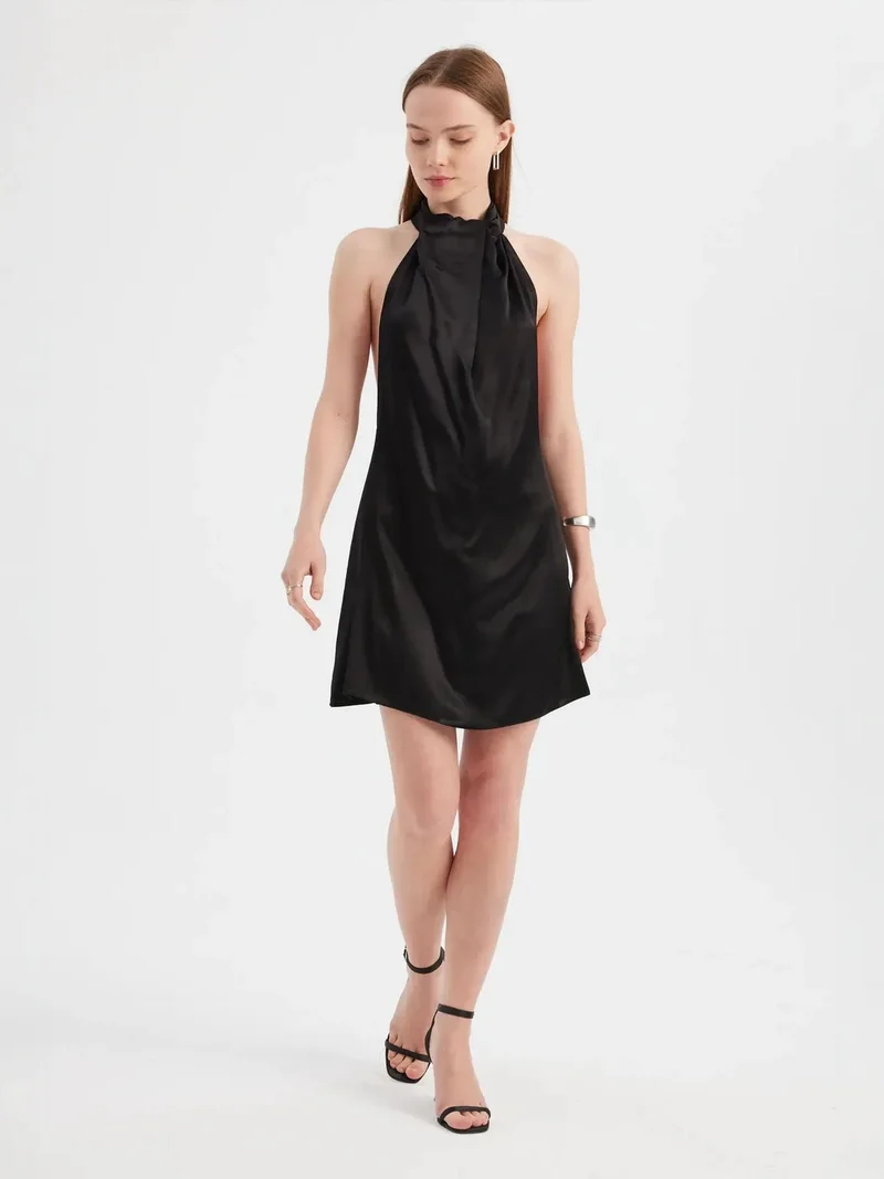 زوبعة فستان ساتان قصير بياقة هالتر وفتحة خلفية